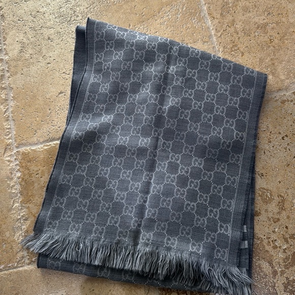 Authentic Gucci scarf - Picture 1 of 3